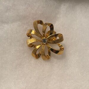 Elegant Gold Flower Brooch